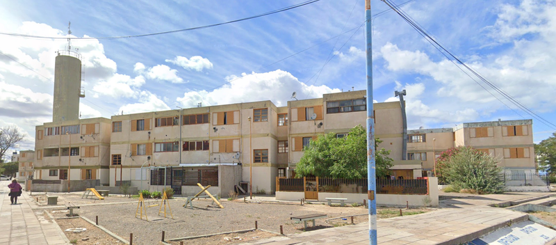 Edificios del Barrio 2 de Abril con el tanque de agua y plaza en primer plano